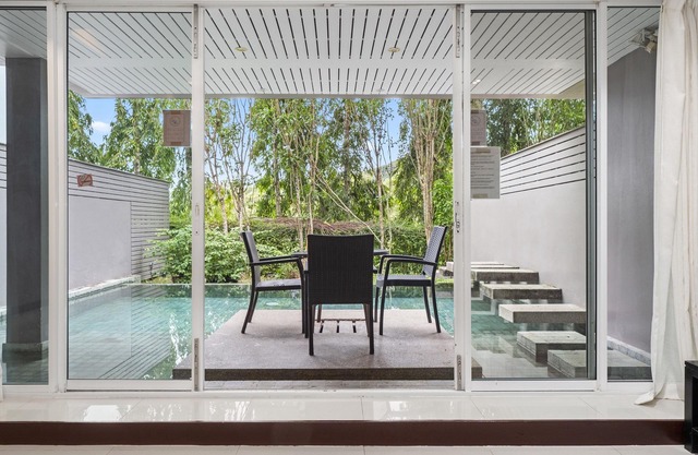 8 bedroom, 19 people. 2 pools,2 kitchens & lounges