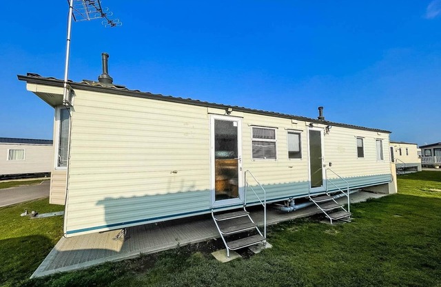 8 berth caravan for hire at St Osyth Beach Holiday Park ref 28012HV