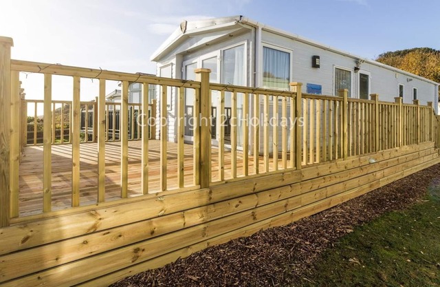 8 berth, dog friendly caravan with stunning sea views in Suffolk ref 32032AZ