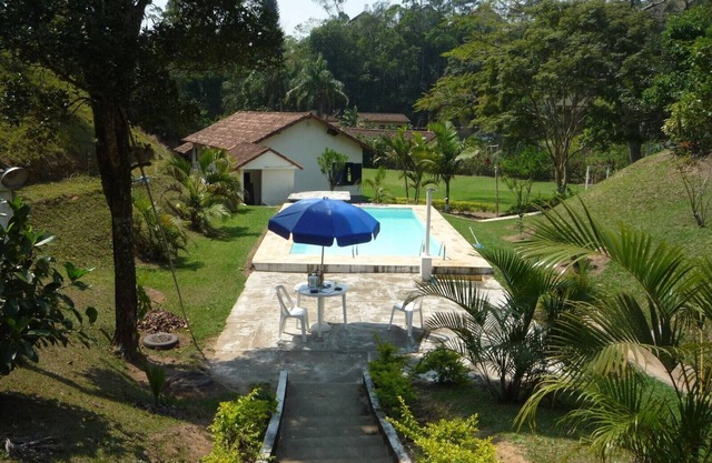 8 bedrooms, main house and guest house, 5 bathrooms, swimming pool, games room, barbecue area.