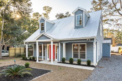 8-Guest Cozy Escape with Fire Pit & Hot Tub!