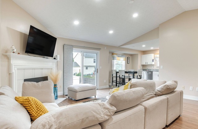 8 Mi to Downtown: Pet-Friendly Columbus Home