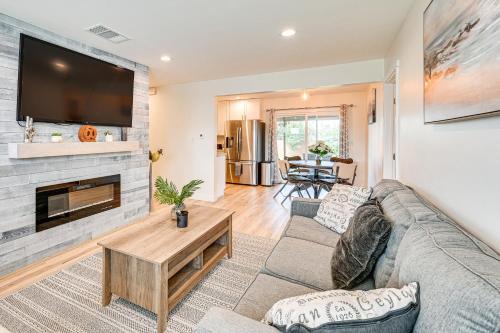 8 Mi to Downtown San Diego Chic Home with Patio