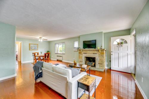 8 Mi to Dtwn Retreat with Balcony in Pittsburgh!