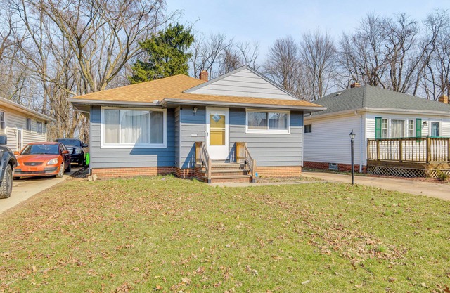 8 Mi to Dtwn Cleveland: Quiet Home w/Fenced Yard