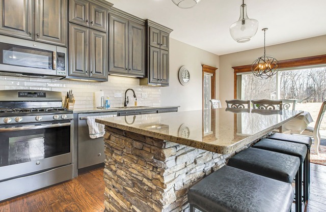 8 Mi to Lambeau Field: Family Home in De Pere!