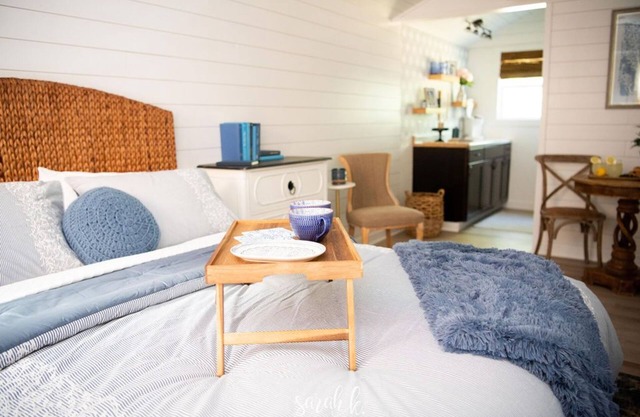 8 miles to Emerald Isle 4 miles to the boat ramp Lots of room for any size boat