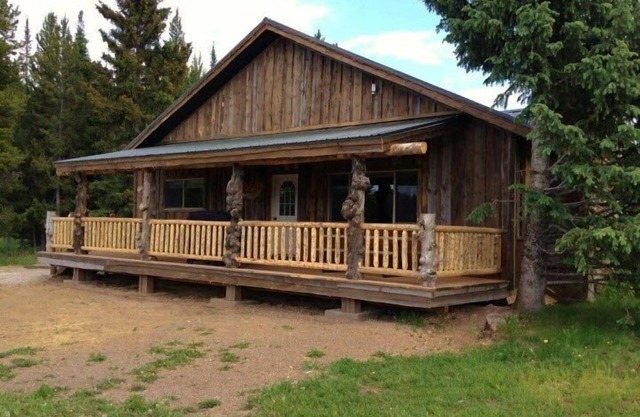 8 miles to Yellowstone! Fireplace, Gas Grill, 40 ft Deck, Beautiful location!