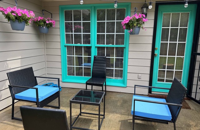 8 min. to Fort Moore! relaxing & cozy