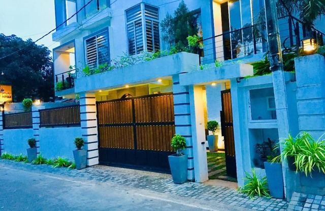 8 Plus Motels