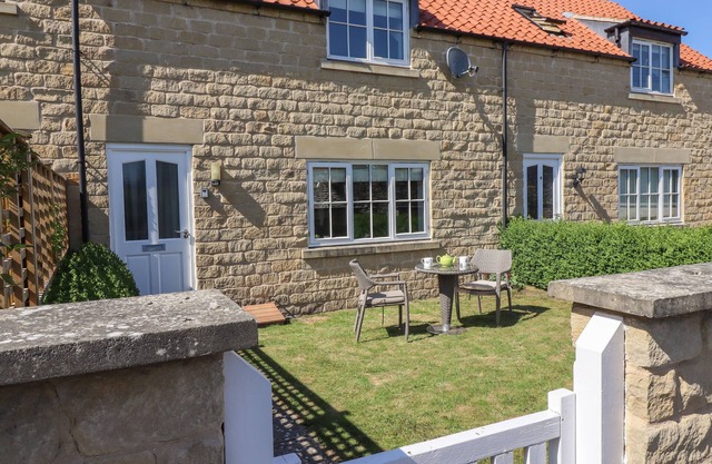 8 POTTERGATE MEWS, family friendly in Helmsley