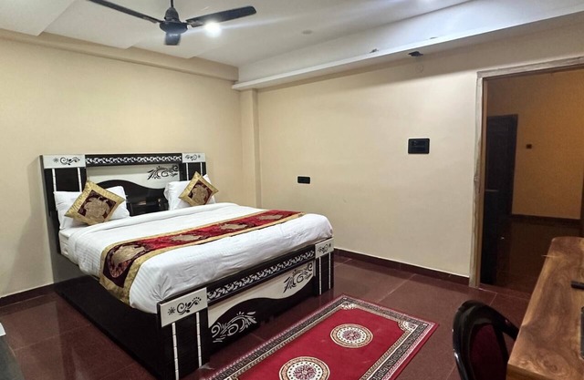 8-room hotel in wonderful Varanasi with WiFi, AC. Enjoy your stay