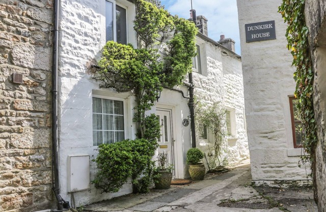 8 STONEGATE, pet friendly, character holiday cottage in Low Bentham