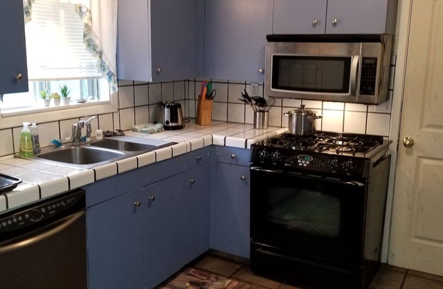 80+Day Stay⭐Smarthouse HDTV | 2 Kings + Queen |BBQ Firepit Patio Set | Keurig