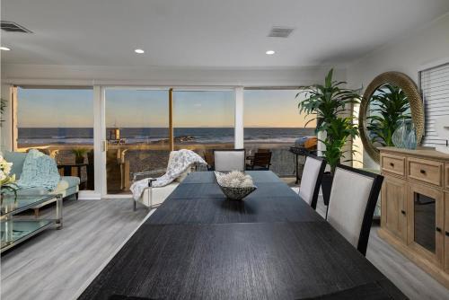 8BR Beach Duplex with Ocean Views, Patio & Pool Table