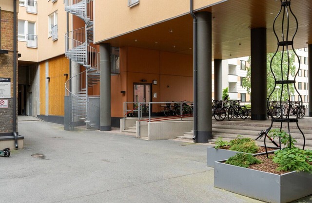 8th Floor 1BR Home with Sauna, Balcony & Views