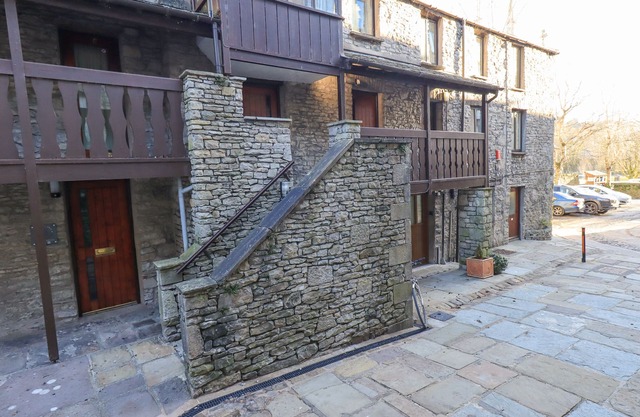 9 CAMDEN BUILDING, family friendly in Kendal