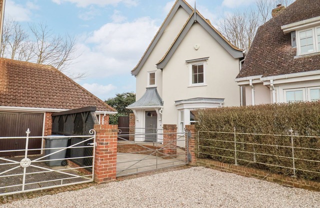 9 CHURCH FARM RISE, pet friendly, with a garden in Aldeburgh