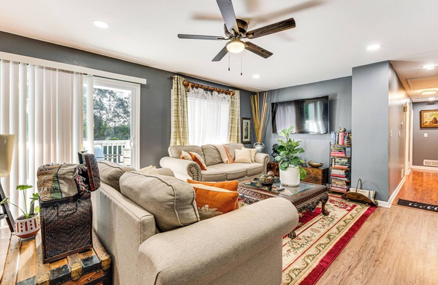 9 Mi to Downtown Atlanta: Home w/Deck + Yard!