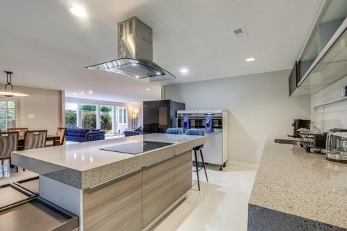 9 Mi to National Mall Spacious Bethesda Retreat!