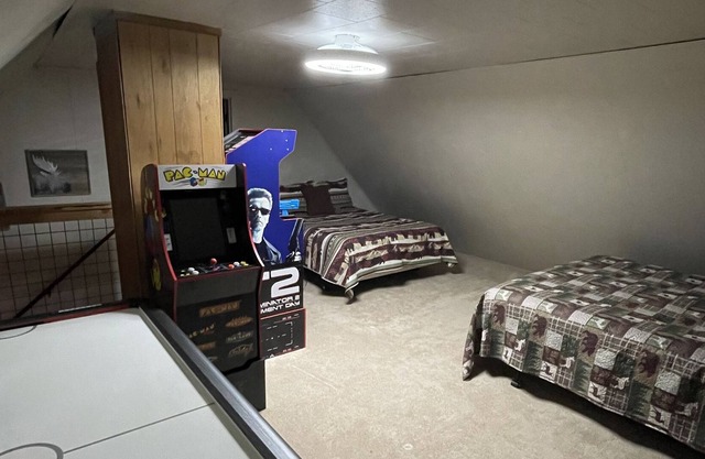 9 minutes to Pinecrest, Cozy cabin with WiFi and Arcade loft