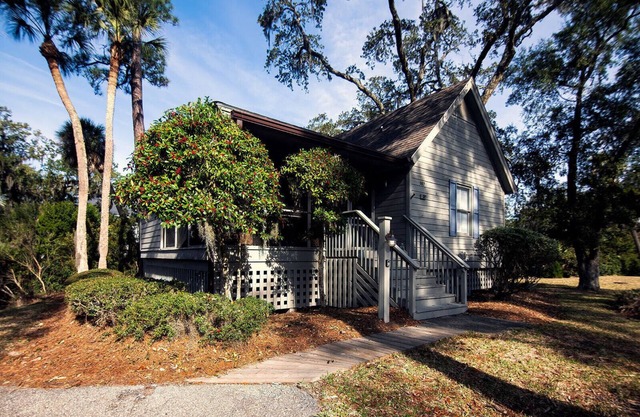 907 Shelter Cove-Beautiful Cottage on Lagoon; Gated Community; Screened Porch