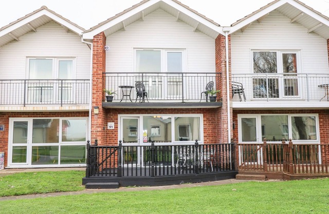 91 WATERSIDE PARK, pet friendly, country holiday cottage in Lowestoft