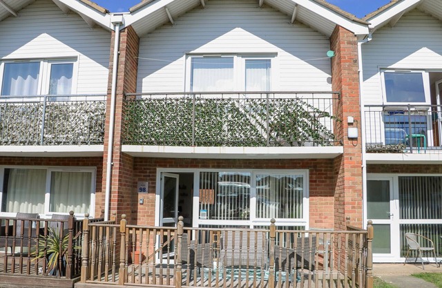 98 WATERSIDE PARK, pet friendly, country holiday cottage in Corton