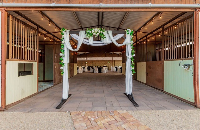 99 Palms Event Venue: Barn, grass, pool, games, 6 beds