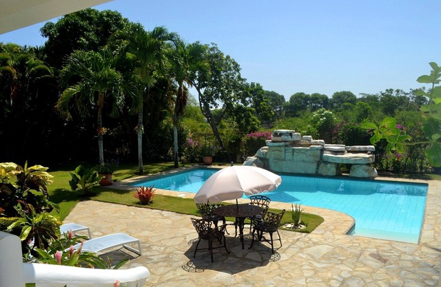 9BD guest-friendly complex, 2 pools, free shuttles, fully furnished and equipped