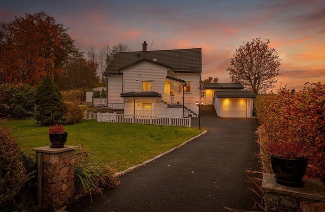 A beautiful 3-bedroom apartment with stunning views and free parking