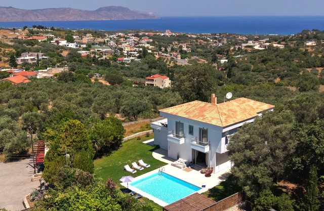 A beautiful 5bedroom villa, in a tranquil location with sea view, close to beach