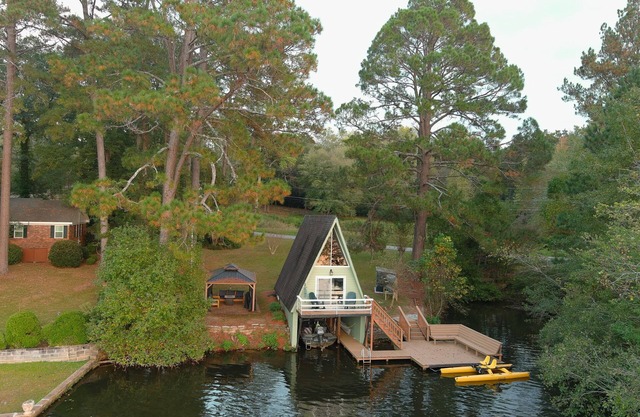 A-Bode: Your Lakeside Hideaway