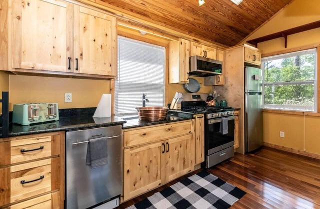 A/C, Firepit, Grill, Pet Friendly