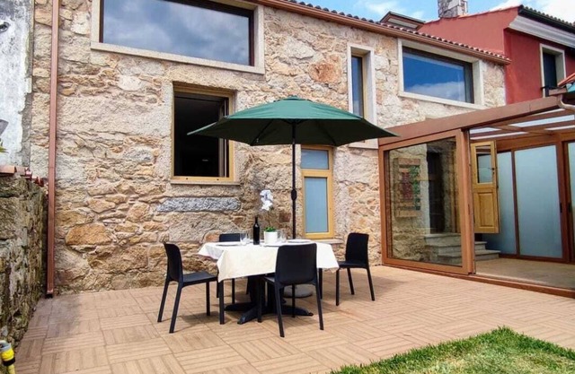 A Casiña de Cabo, is located at the foot of a quiet cove with clean waters.