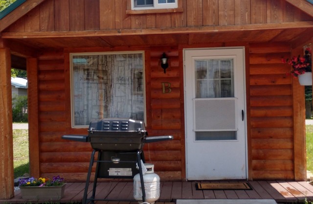 A charming cabin close to Glacier National Park, Flathead Lake, and ski resorts.