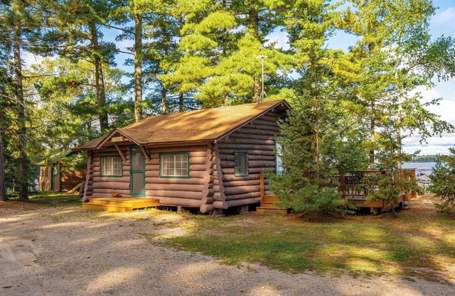 A Charming Lakefront Retreat with Resort Comfort