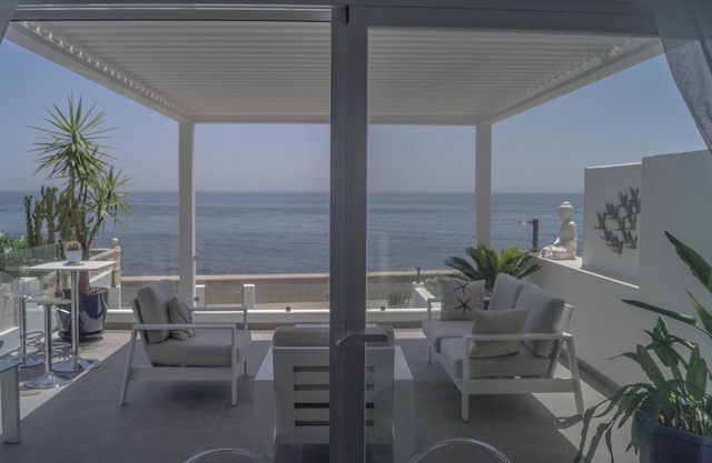 A contemporary house by the sea in Bahia Dorada, Estepona