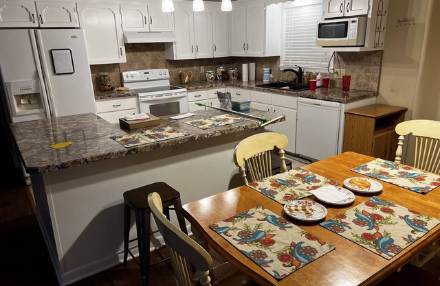 A cozy lake retreat with all the amenities and a fireplace.