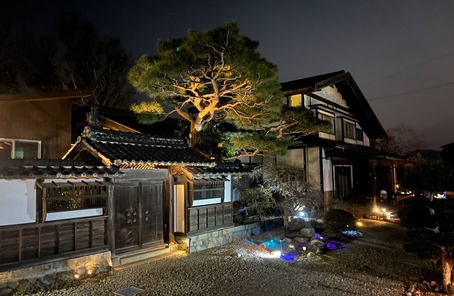 A detached room with a cypress bath overlooking the garden and a large deck/Kitaazumigun Nagano