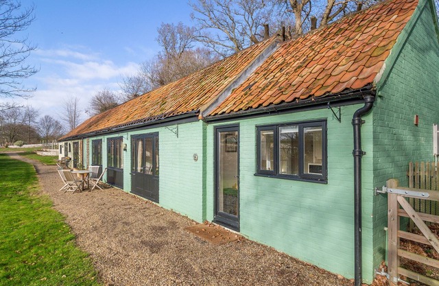 A family-friendly cottage set within ten acres of beautiful landscaped gardens benefiting from onsit