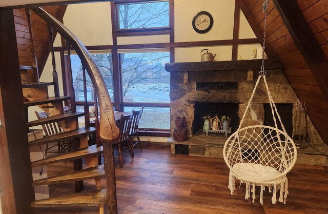 A- Frame Adventures - Cozy Chalet that borders Crooked Creek Lake Park.