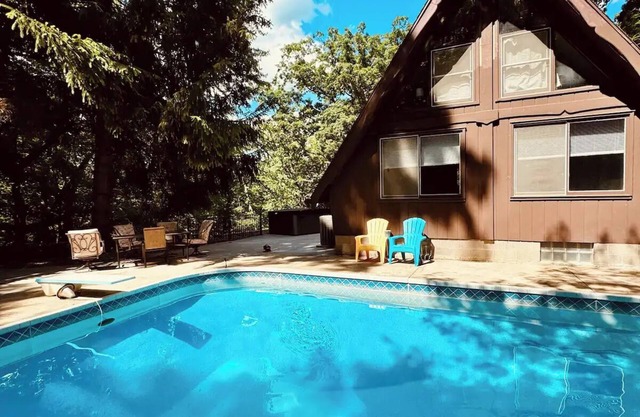 A-Frame Cozy Cabin/HOT TUB/Sleeps 6