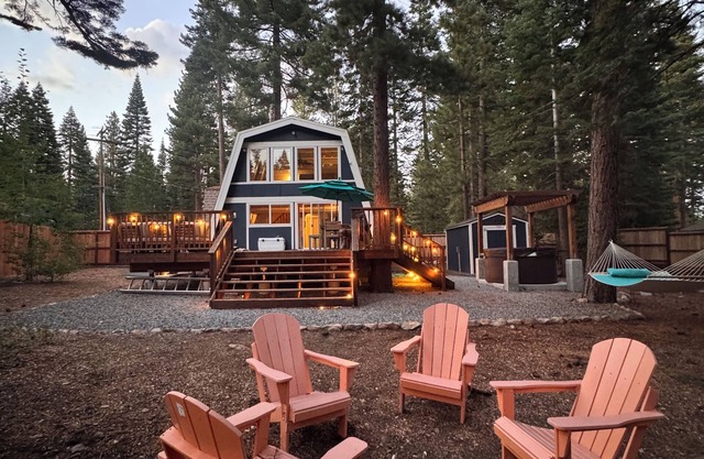 A-Frame- Fenced Backyard, Pet OK, Walk2Beach, Hot Tub, Near Northstar/Palisades