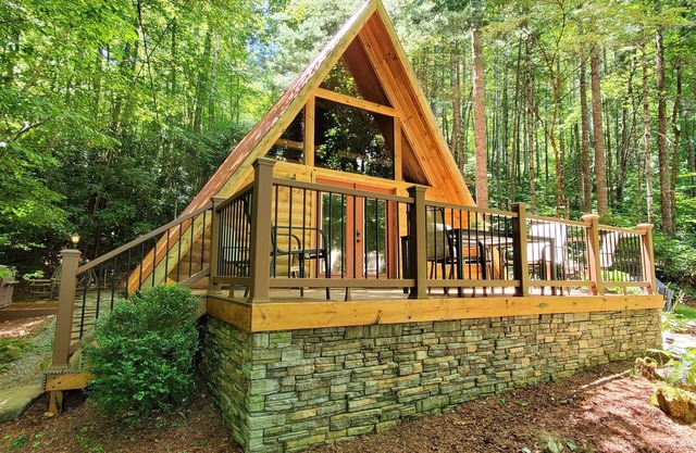 A-FRAME LOG CABIN IN THE WOODS! -WIFI, NEW HOT TUB, CREEK, VIEWS, FIRE PIT!
