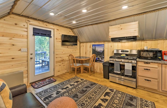 A-Frame Mtn Cabin ~ 35 Mi to Yellowstone NP!