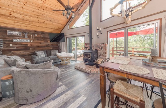 A-Frame of Mind - Beautiful Tri-Level 4 Bedroom 3 Bath in Arnold w/Gameroom