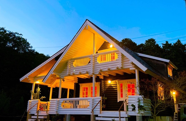 A fullfledged resort log house facing a mountain /Takashima Shiga