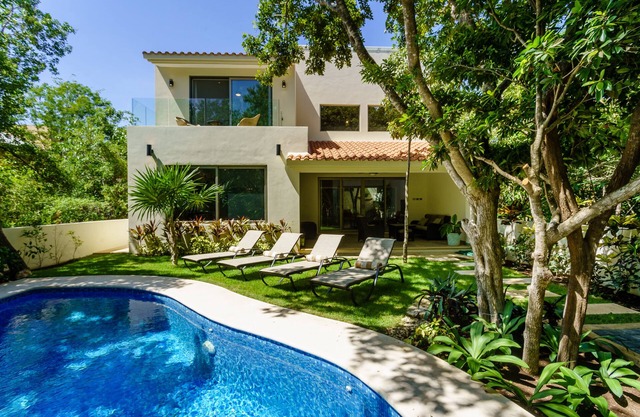 A gorgeous brand new private home, private pool, on golf course