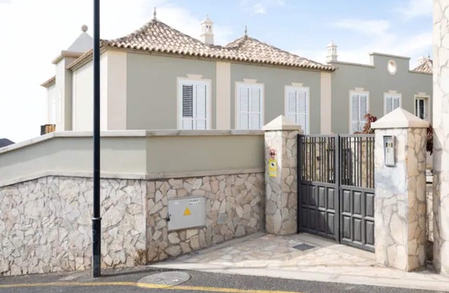 A house with wonderful views of Tenerife South, La Gomera and sunsets